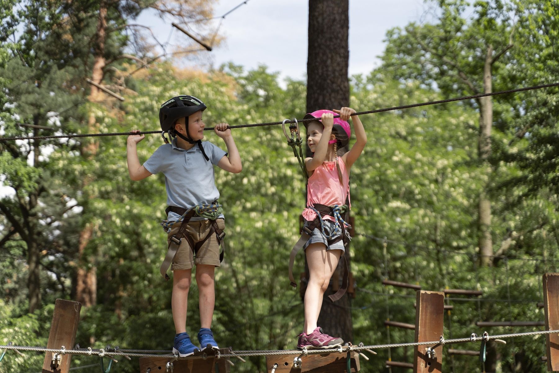 enfants au parc accrobranche adventure valley